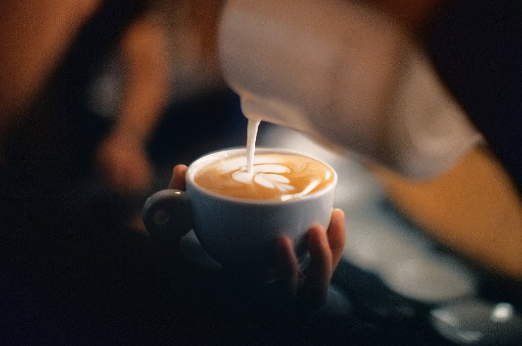 Cappuccino mit Muster, Schaum oder Latte Art mit Blatt